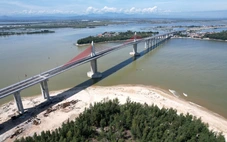 Cầu vượt biển dài nhất miền Trung chính thức thông xe