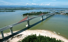 Cầu vượt biển dài nhất miền Trung chính thức thông xe