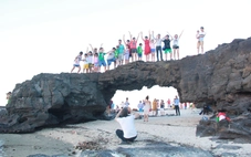 Cảnh báo du khách không leo trèo lên Cổng Tò Vò ở Lý Sơn để chụp ảnh