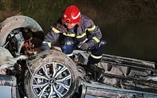 Kịp thời cứu người đàn ông trong ô tô rơi dưới mương nước