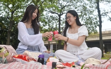 Nhiều người Hà Nội chọn du lịch tại chỗ trong ngày đầu nghỉ lễ 30-4 và 1-5