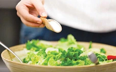 Nhiều người đang dùng muối sai cách mỗi ngày