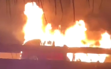 Ô tô bốc cháy dữ dội trên cao tốc TP.HCM - Trung Lương