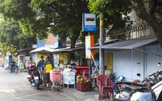 Nhiều vỉa hè đến trạm xe buýt tại TP.HCM bị lấn chiếm, nhà chờ, điểm dừng thành nơi bỏ rác, đậu xe