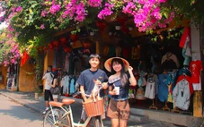 Hoa giấy nhuộm sắc phố cổ Hội An, du khách mê mẩn check-in