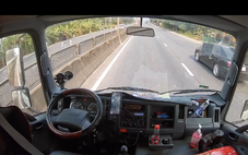 Tài xế xe tải cứu kịp thời bé gái chập chững đi giữa quốc lộ 1