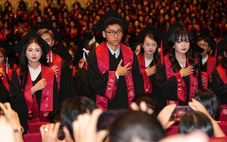 Hơn 1.200 tân cử nhân Ngoại thương đồng loạt cúi đầu tri ân cha mẹ trong ngày tốt nghiệp