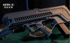 Trung Quốc ra mắt súng điện từ cầm tay bắn tới 2.000 viên/phút, không khói, không vỏ đạn