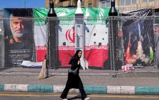 Iran lập 'hàng rào người' bảo vệ nhà máy điện, dừng tàu hỏa trước đe dọa của Mỹ - Israel