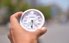 Mới đầu hè đã nắng nóng như đổ lửa, có nơi trên 40 độ C