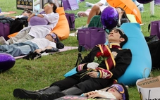 Hàn Quốc tổ chức thi... ngủ trưa ngoài bờ sông