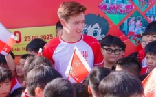 Hoàng Đức vắng mặt đột xuất, áo ấm vẫn đến trường