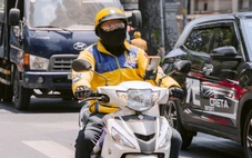 TP.HCM nắng nóng đỉnh điểm: Người dân tránh nắng mọi lúc, mát lòng với những bình trà đá miễn phí