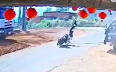 Chú rể gặp nạn vì vướng dây kéo xe tải giữa đường