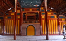 Nhà hát cung đình độc đáo nhất Việt Nam đang bị trùng tu ra sao?