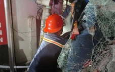 Giải cứu hai người mắc kẹt trong cabin sau tai nạn xe tải đâm đổ tường nhà dân