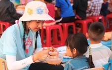 Vượt nắng gắt, hàng chục người trẻ mang ánh sáng lên Sông Y