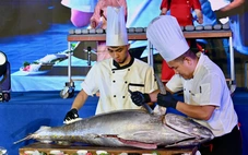 Khách Tây, khách ta thích thú xem phi lê cá ngừ, ăn sashimi thoải mái