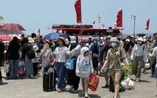 Cô Tô ‘hot’ dịp lễ 30-4, du khách ùn ùn lên tàu ra đảo