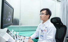 Gặp bác sĩ ‘chạy như bay’ vào phòng mổ, cứu sản phụ ngưng tim đang được cộng đồng khen rần rần