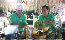Làm du lịch đúng cách, ngôi làng ở Quảng Ngãi đón cả ngàn du khách ghé chơi dịp lễ