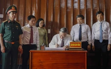 Tổng Bí thư, Chủ tịch nước Tô Lâm viết lời tri ân trong sổ vàng di tích Bến phà Gianh