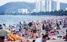 Biển Nha Trang đông nghẹt người dân, du khách đến 'giải nhiệt', hàng quán ven biển ăn nên làm ra