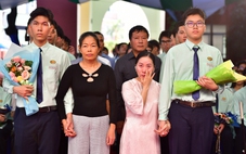 Học sinh TP.HCM kể về mẹ nuôi trong lễ trưởng thành, nhiều người bật khóc