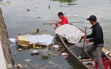Người ném vỏ chai bia xuống sông Kẻ Vạn ở Huế phải tự thuê ghe đi vớt lên lại