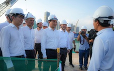 Cầu đi bộ qua sông Sài Gòn thành hình, sắp lai dắt vòm thép hình tượng lá dừa nước về lắp dựng