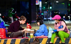 Tôi đã rơi nước mắt vì hành động đẹp của chàng trai Tây dạy trẻ trên vỉa hè