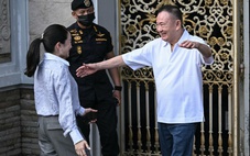 Khoảnh khắc xúc động khi ông Thaksin đoàn tụ với con gái bên ngoài nhà tù