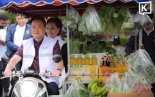 Thủ tướng Anutin lái xe bán hàng rong, kêu gọi 'Người Thái giúp người Thái'