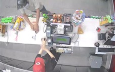 Tạm giữ người cầm vật giống súng uy hiếp nữ nhân viên Circle K cướp tiền