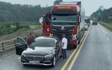 Xác minh clip xe Mercedes dừng đỗ, chặn cả dòng xe trên cao tốc 2 làn