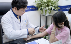 Nhiều người viêm da, mẩn ngứa khi đi bơi: Bác sĩ chỉ cách phòng tránh