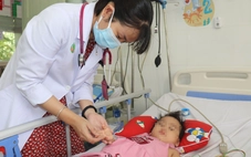 Dán miếng chống say tàu xe, bé 7 tuổi mất kiểm soát hành vi, nói nhảm