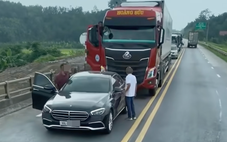 Ô tô Mercedes chặn cả dòng xe trên cao tốc 2 làn: Tài xế khai dừng lại để 'phân bua' với xe phía sau