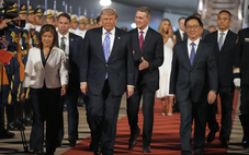 Ông Trump đến Bắc Kinh, Phó Chủ tịch Trung Quốc ra tận cầu thang máy bay đón