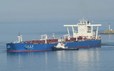 Siêu tàu chở dầu Trung Quốc đi qua eo biển Hormuz