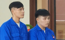 Cho rằng bị 'nhìn đểu', 2 nam thanh niên dùng dao đâm 2 người trọng thương rồi bỏ trốn