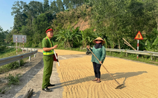Công an nhắc nhở người dân không phơi lúa lấn chiếm lòng, lề đường