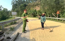 Công an nhắc nhở người dân không phơi lúa lấn chiếm lòng, lề đường