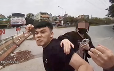 Chở bạn gái không đội mũ bảo hiểm, nam tài xế còn lao vào đấm cảnh sát giao thông khi bị kiểm tra