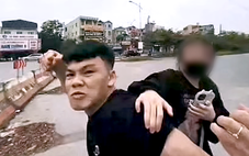 Chở bạn gái không đội mũ bảo hiểm, nam tài xế còn lao vào đấm cảnh sát giao thông khi bị kiểm tra