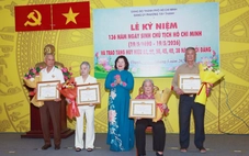 Lãnh đạo TP.HCM trao Huy hiệu Đảng cho nhiều đảng viên cao tuổi đợt 19-5