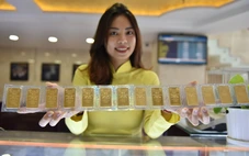 Giá vàng miếng SJC rơi về ngưỡng 165 triệu đồng/lượng