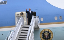 Ông Trump giơ nắm tay thể hiện quyết tâm khi lên chuyên cơ rời Trung Quốc