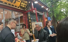 CEO Nvidia gây sốt mạng xã hội với khoảnh khắc ăn mì trên đường phố Bắc Kinh