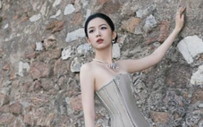 Châu Dã diện đầm Phan Huy tại Liên hoan phim Cannes